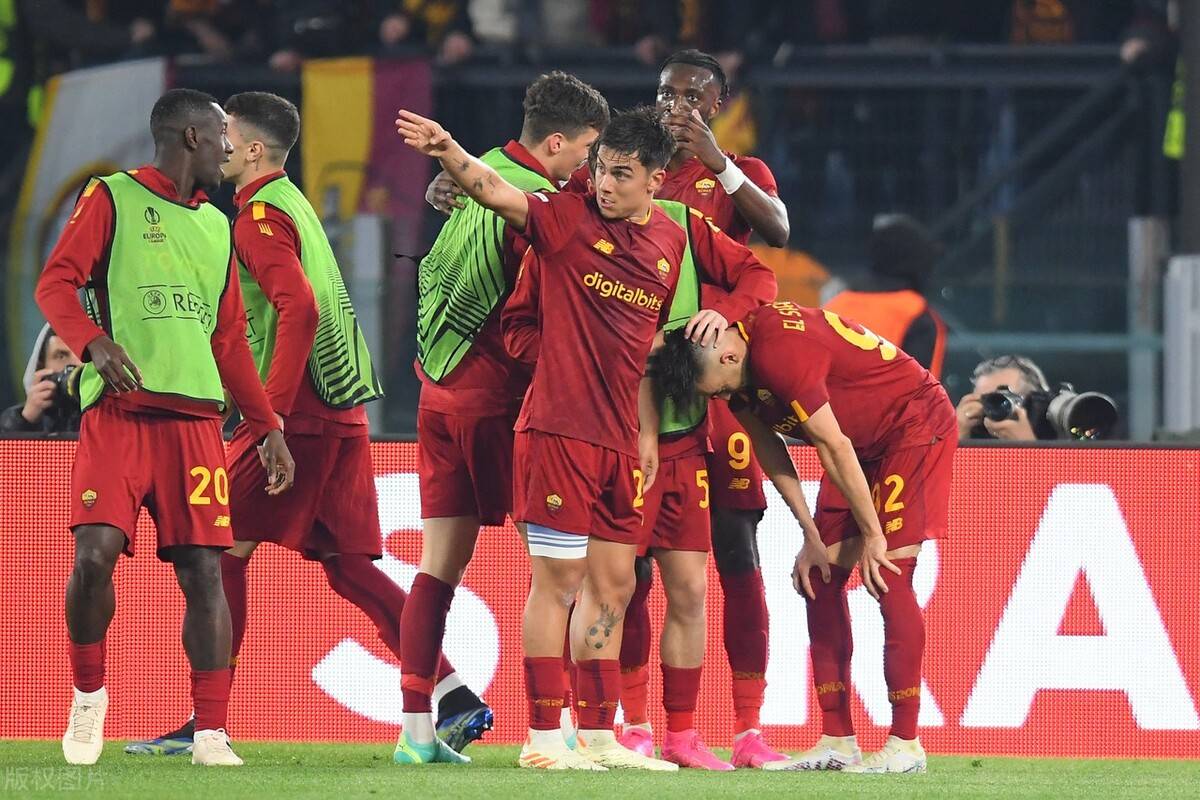 爱游戏官方网站-新疆广汇训练开放日，关键时刻扳平良机引欢呼，欧联在即，临场指挥获称赞-爱游戏官方网站